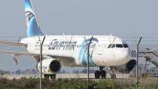 Самолет A320 компании EgyptAir в аэропорту Ларнаки, Кипр Самолет A320 компании EgyptAir в аэропорту Ларнаки, Кипр