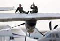 Члены ВВС США во время перерыва на международном аэрокосмическом салоне Латинской Америки FIDAE в аэропорту Сантьяго Члены ВВС США во время перерыва на международном аэрокосмическом салоне Латинской Америки FIDAE в аэропорту Сантьяго