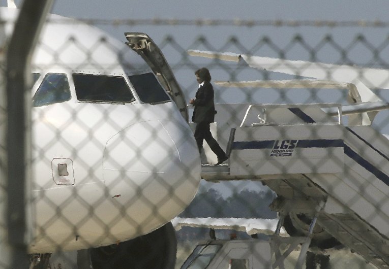 Самолет A320 компании EgyptAir в аэропорту Ларнаки, Кипр Самолет A320 компании EgyptAir в аэропорту Ларнаки, Кипр