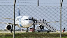 Самолет A320 компании EgyptAir в аэропорту Ларнаки, Кипр Самолет A320 компании EgyptAir в аэропорту Ларнаки, Кипр