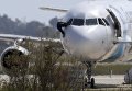 Один из пилотов покидает кабину самолета А320 EgyptAir в аэропорту Ларнака, Кипр Один из пилотов покидает кабину самолета А320 EgyptAir в аэропорту Ларнака, Кипр