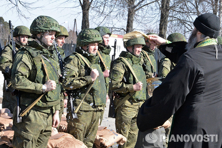 Саперы минобороны РФ в Международном противоминном центре ВС РФ в Нахабино, готовящиеся к отправке в Сирию для разминирования Пальмиры, во время церемонии освящения Саперы минобороны РФ в Международном противоминном центре ВС РФ в Нахабино, готовящиеся к отправке в Сирию для разминирования Пальмиры, во время церемонии освящения