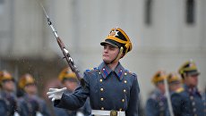 Военнослужащие Президентского полка во время церемонии развода пеших и конных караулов на Соборной площади Московского Кремля Военнослужащие Президентского полка во время церемонии развода пеших и конных караулов на Соборной площади Московского Кремля