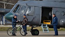 Военнослужащие у вертолета Ми-8АМТШ. Архивное фото Военнослужащие у вертолета Ми-8АМТШ. Архивное фото