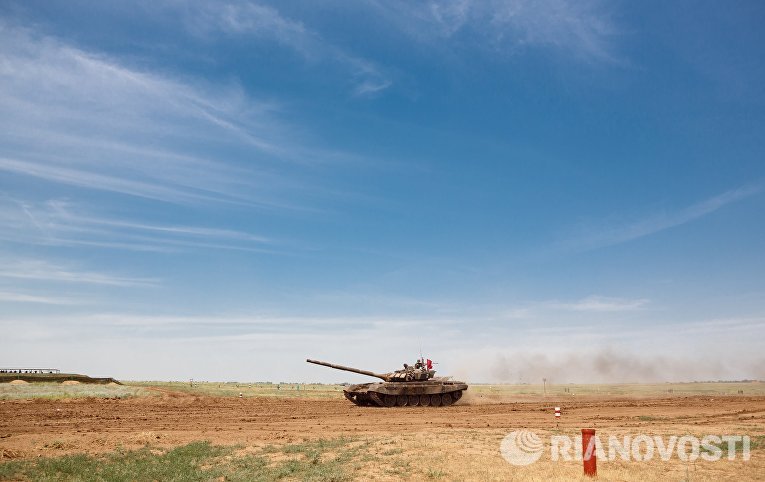Танк Т-72Б3 на всеармейских соревнованиях по танковому биатлону на полигоне Прудбой под Волгоградом. Танк Т-72Б3 на всеармейских соревнованиях по танковому биатлону на полигоне Прудбой под Волгоградом.