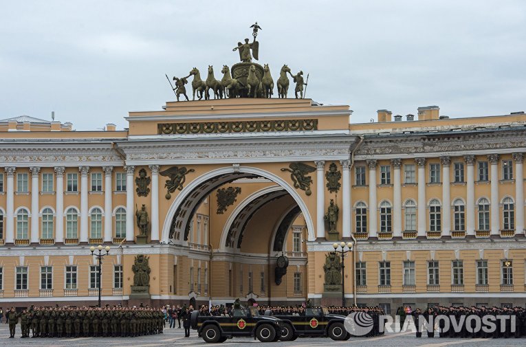 Военнослужащие во время репетиции пешей части военного парада Победы на Дворцовой площади в Санкт-Петербурге Военнослужащие во время репетиции пешей части военного парада Победы на Дворцовой площади в Санкт-Петербурге
