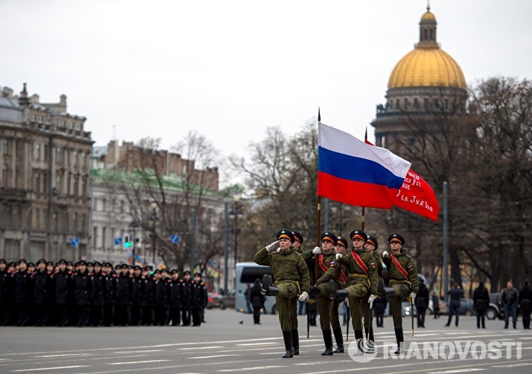 Военнослужащие во время репетиции пешей части военного парада Победы на Дворцовой площади в Санкт-Петербурге Военнослужащие во время репетиции пешей части военного парада Победы на Дворцовой площади в Санкт-Петербурге