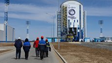 Специалисты Роскосмоса у стартового комплекса с ракетой-носителем Союз-2.1а на космодроме Восточный Специалисты Роскосмоса у стартового комплекса с ракетой-носителем Союз-2.1а на космодроме Восточный