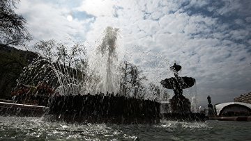 На московских улицах ко Дню Города устанавливают макеты исторических арок