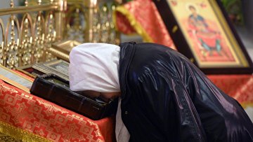 Прихожанка во время пасхальной службы в церкви Святой великомученицы Параскевы Пятницы в Казани