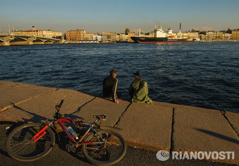 На дальнем плане: ледокол Мудьюг во время фестиваля ледоколов на реке Неве в Санкт-Петербурге На дальнем плане: ледокол Мудьюг во время фестиваля ледоколов на реке Неве в Санкт-Петербурге
