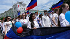 Участники праздничного шествия, посвященного второй годовщине провозглашения независимости Донецкой народной республики, в Донецке Участники праздничного шествия, посвященного второй годовщине провозглашения независимости Донецкой народной республики, в Донецке