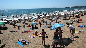 Туристы на пляже черноморского курорта Солнечный берег. Бургас, Болгария. Архивное фото Туристы на пляже черноморского курорта Солнечный берег. Бургас, Болгария. Архивное фото