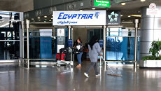 Логотип авиакомпании EgyptAir в аэропорту Каира, Египет. Архивное фото Логотип авиакомпании EgyptAir в аэропорту Каира, Египет. Архивное фото