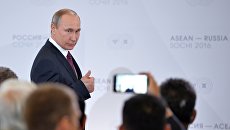 Президент Российской Федерации Владимир Путин на встрече глав делегаций-участников саммита Россия — АСЕАН Президент Российской Федерации Владимир Путин на встрече глав делегаций-участников саммита Россия — АСЕАН