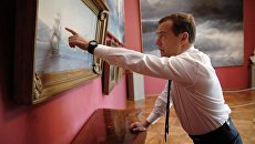 Председатель правительства РФ Дмитрий Медведев у картины И.К. Айвазовского Черноморский флот до Крымской войны на Феодосийском рейде Председатель правительства РФ Дмитрий Медведев у картины И.К. Айвазовского Черноморский флот до Крымской войны на Феодосийском рейде