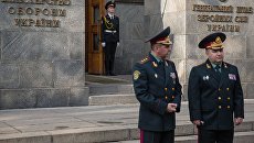 Министр обороны Украины генерал-полковник Степан Полторак у здания Министерства обороны Украины в Киеве. Архивное фото Министр обороны Украины генерал-полковник Степан Полторак у здания Министерства обороны Украины в Киеве. Архивное фото