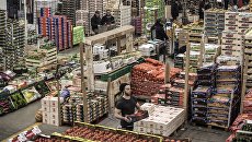 Склад сельскохозяйственной продукции в Лионе, Франция. Архивное фото Склад сельскохозяйственной продукции в Лионе, Франция. Архивное фото
