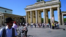Вид на Бранденбургские ворота с улицы Унтер ден Линден в Берлине. Архивное фото Вид на Бранденбургские ворота с улицы Унтер ден Линден в Берлине. Архивное фото