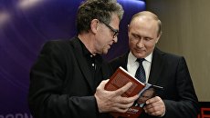 Президент Российской Федерации Владимир Путин (справа) во время посещения Международного информационного агентства Россия сегодня Президент Российской Федерации Владимир Путин (справа) во время посещения Международного информационного агентства Россия сегодня