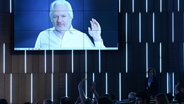 Giornalista, fondatore di WikiLeaks Julian Assange (Australia) che parla dal collegamento video durante la terza sessione del monopolio fine: Century informazioni pubbliche