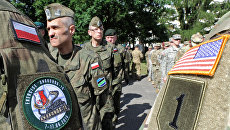 Солдаты польской армии и армии США на церемонии открытия военных учений Анаконда-16 в Польше Солдаты польской армии и армии США на церемонии открытия военных учений Анаконда-16 в Польше