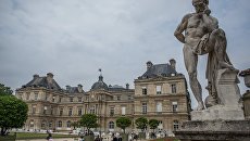 Вид на здание французского сената. Архивное фото Вид на здание французского сената. Архивное фото