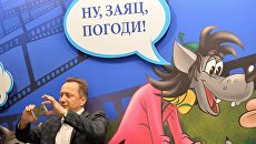Посетитель на открытии выставки Столица мультфильмов. Архивное фото Посетитель на открытии выставки Столица мультфильмов. Архивное фото
