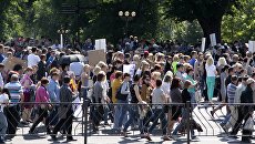 Участники митинга протеста в Донецке против ввода в Донбасс вооруженной миссии ОБСЕ Участники митинга протеста в Донецке против ввода в Донбасс вооруженной миссии ОБСЕ