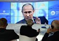 Участники XIX Петербургского международного экономического форума смотрят трансляцию выступления президента РФ Владимира Путина на панельной дискуссии в ходе пленарного заседания ПМЭФ Участники XIX Петербургского международного экономического форума смотрят трансляцию выступления президента РФ Владимира Путина на панельной дискуссии в ходе пленарного заседания ПМЭФ