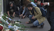 Цветы и свечи у посольства США в Москве в память о жертвах трагедии в Орландо Цветы и свечи у посольства США в Москве в память о жертвах трагедии в Орландо