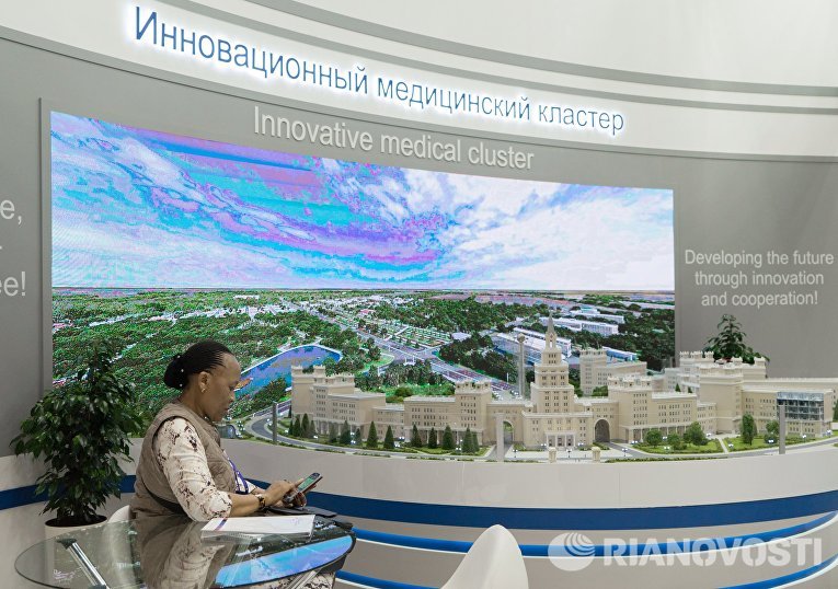 Стенд с макетом архитектурного комплекса в конгрессно-выставочном комплексе ЭкспоФорум перед открытием XX Санкт-Петербургского международного экономического форума Стенд с макетом архитектурного комплекса в конгрессно-выставочном комплексе ЭкспоФорум перед открытием XX Санкт-Петербургского международного экономического форума