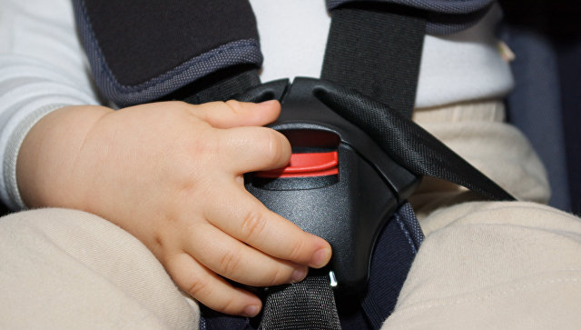 Верховный суд напомнил ГИБДД, что детей можно возить без автокресла