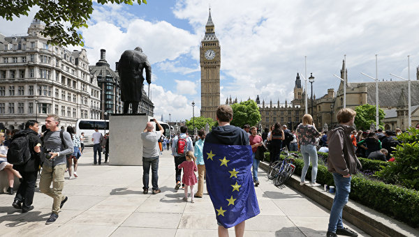 Мужчина с флагом ЕС на Парламентской площади Лондона, Великобритания. 25 июня 2016