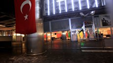 У входа в аэропорт Ататюрка в Стамбуле, где произошел теракт У входа в аэропорт Ататюрка в Стамбуле, где произошел теракт