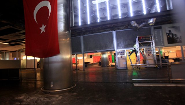 У входа в аэропорт Ататюрка в Стамбуле, архивное фото