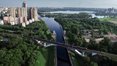 Железнодорожный мост через канал имени Москвы в районе Покровское-Стрешнево. Архивное фото Железнодорожный мост через канал имени Москвы в районе Покровское-Стрешнево. Архивное фото