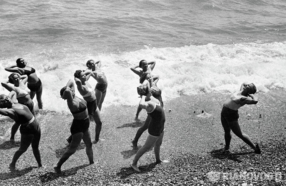 Утренняя зарядка на Черноморском побережье Крыма, 1954 год Утренняя зарядка на Черноморском побережье Крыма, 1954 год