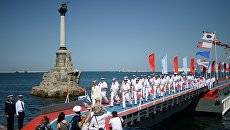 Моряки Черноморского флота во время празднования ВМФ России в Севастополе. Архивное фото Моряки Черноморского флота во время празднования ВМФ России в Севастополе. Архивное фото