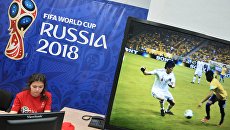Сотрудник центра волонтеров ЧМ-2018 по футболу. Архивное фото Сотрудник центра волонтеров ЧМ-2018 по футболу. Архивное фото