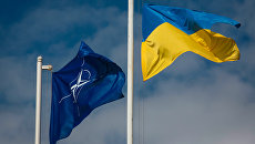 Национальный флаг Украины и флаг Организации Североатлантического договора (НАТО). Архивное фото Национальный флаг Украины и флаг Организации Североатлантического договора (НАТО). Архивное фото