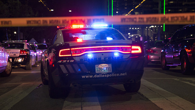 Полицейские машины на главной улице в Далласе после стрельбы снайпера