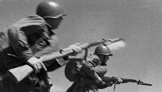 Солдаты Красной Армии идут в атаку. Архивное фото Солдаты Красной Армии идут в атаку. Архивное фото