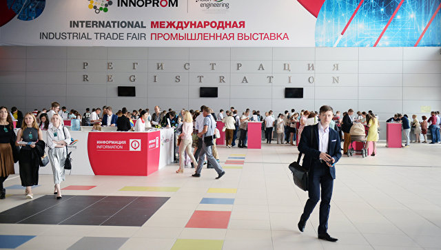 Посетители на Международной выставке Иннопром-2016 в Екатеринбурге
