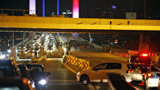 I militari bloccato il traffico sul ponte sul Bosforo a Istanbul, Turchia