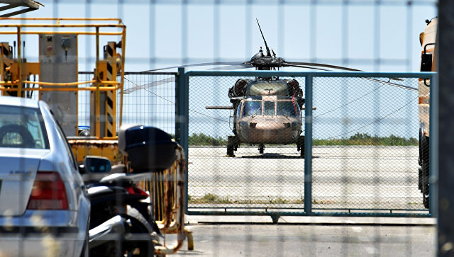 Турецкий военный вертолет в аэропорту греческого города Александруполиса, 16 июля 2016
