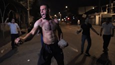 Протестующие во время столкновения с полицейскими на улице близ захваченного в Ереване здания полка патрульно-постовой службы. 21 июля 2016 Протестующие во время столкновения с полицейскими на улице близ захваченного в Ереване здания полка патрульно-постовой службы. 21 июля 2016