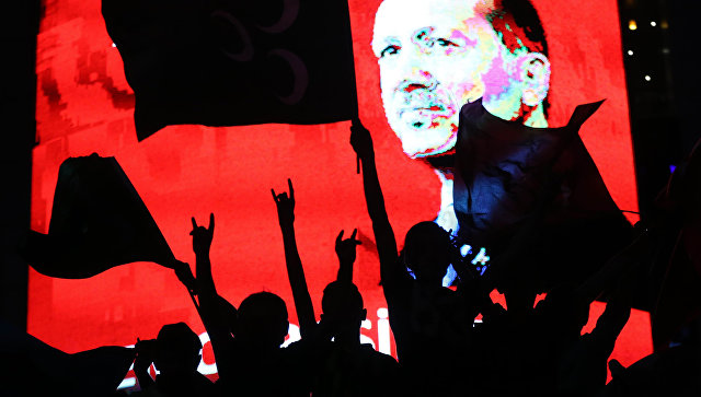 Cторонники президента Турции Тайипа Эрдогана во время проправительственной демонстрации в Анкаре. 20 июля 2016