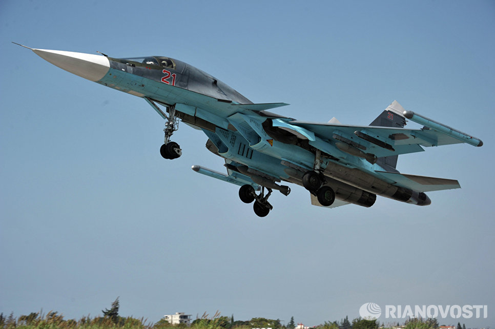 Многофункциональный истребитель-бомбардировщик ВКС РФ Су-34 с модулями РЭБ Хибины на законцовках крыльев взлетает с авиабазы Хмеймим, Сирия Многофункциональный истребитель-бомбардировщик ВКС РФ Су-34 с модулями РЭБ Хибины на законцовках крыльев взлетает с авиабазы Хмеймим, Сирия
