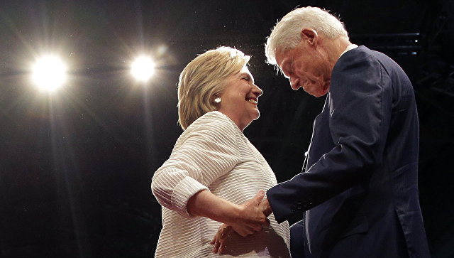 Кандидат в президенты США Хиллари Клинтон с мужем, экс-президентом США Биллом Клинтоном в Нью-Йорке